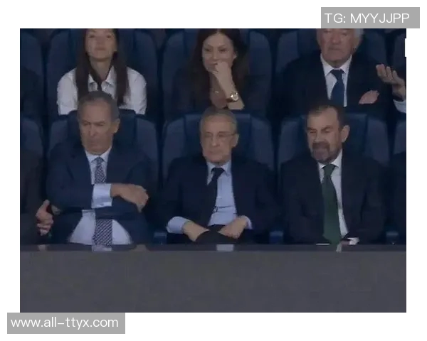 马德里球迷高举横幅抗议弗洛伦蒂诺批评其多项决策失误